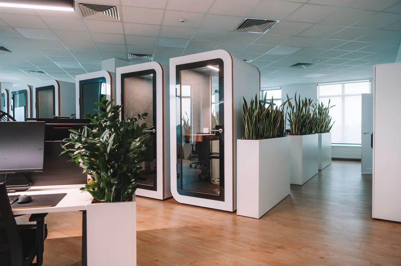 Akustické kabiny Solo v moderní open-space kanceláři s rostlinami